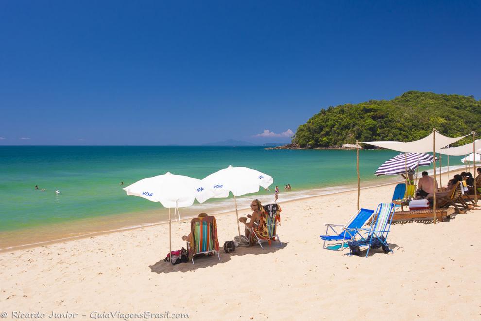 Imagem do azul do mar se confundindo com azul do céu na Praia de Prumirim.